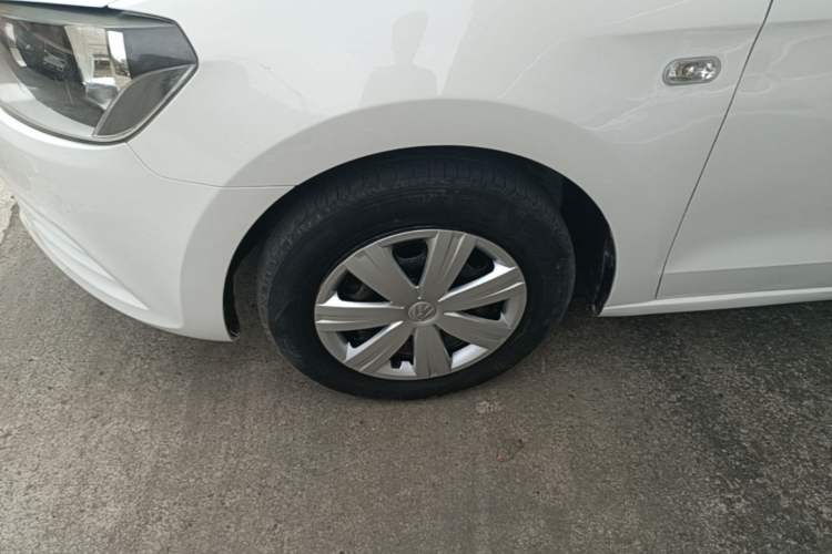 Used Volkswagen Jetta 2015 Value Edition 1.6L Manual Fashionable Style Left Front Wheel Hub