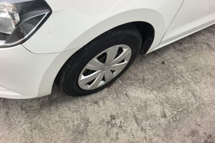 Used Volkswagen Jetta 2015 1.6L Automatic Fashion Model Left Front Wheel Hub