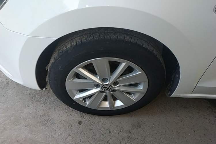 Used Volkswagen Jetta 2015 Value Edition 1.6L Automatic Comfort Version Left Front Wheel Hub