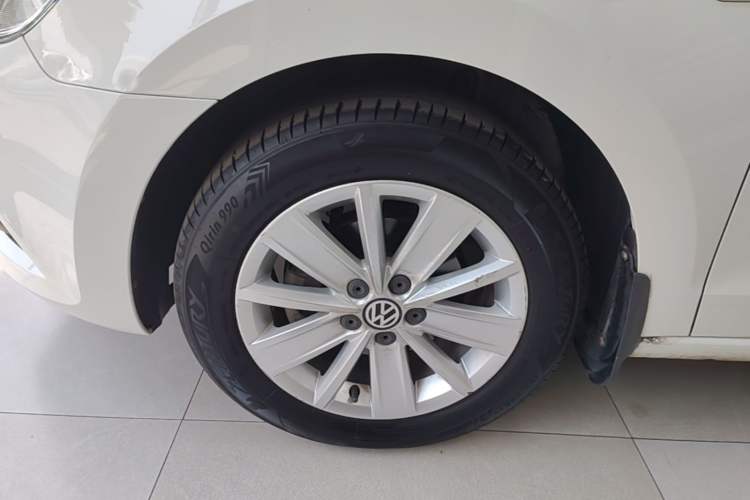 Used Volkswagen Jetta 2015 1.4L Manual Comfort Model Left Front Wheel Hub