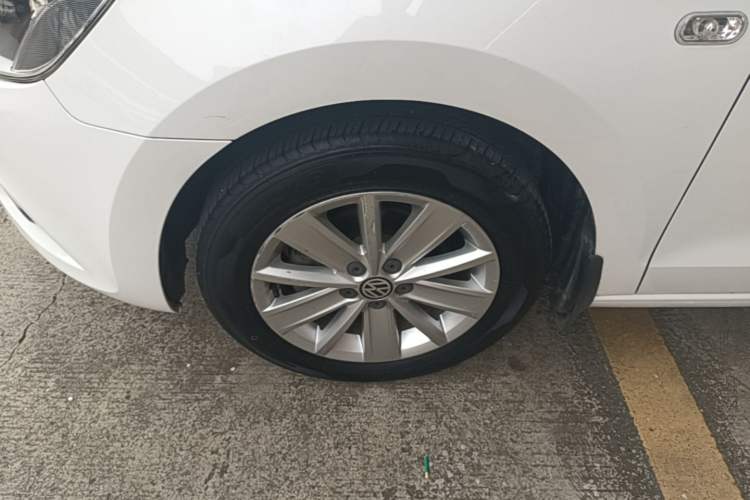 Used Volkswagen Jetta 2015 Zhuihui Edition 1.6L Manual Comfort Model Left Front Wheel Hub