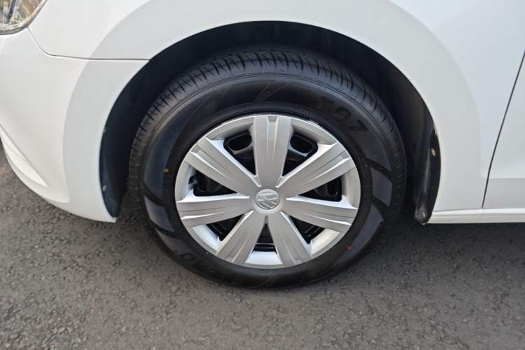 Used Volkswagen Jetta 2015 Value Edition 1.6L Automatic Fashion Version Left Front Wheel Hub