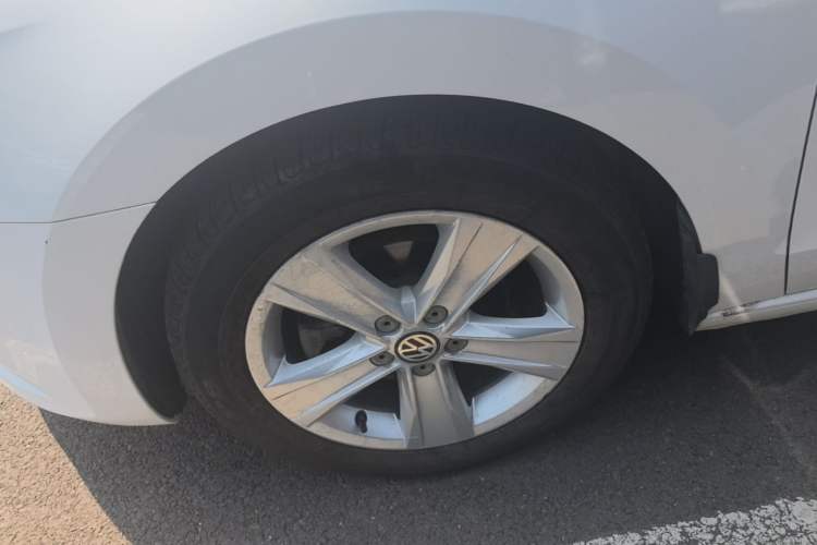 Used Volkswagen Jetta 2015 1.6L Automatic Luxury Model Left Front Wheel Hub