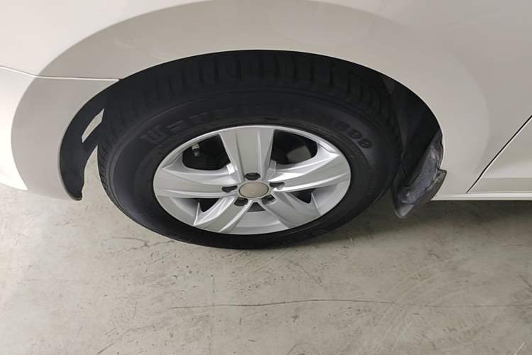 Used Volkswagen Jetta 2015 Value Edition 1.6L Manual Fashionable Style Left Front Wheel Hub