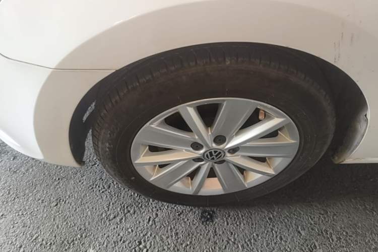 Used Volkswagen Jetta 2015 Value Edition 1.6L Automatic Comfort Version Left Front Wheel Hub