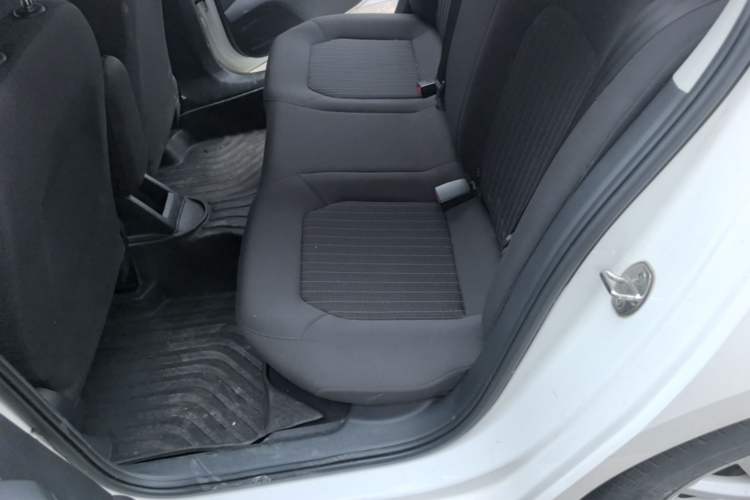 Used Volkswagen Jetta 2015 Value Edition 1.6L Automatic Comfort Version Left Rear Seat