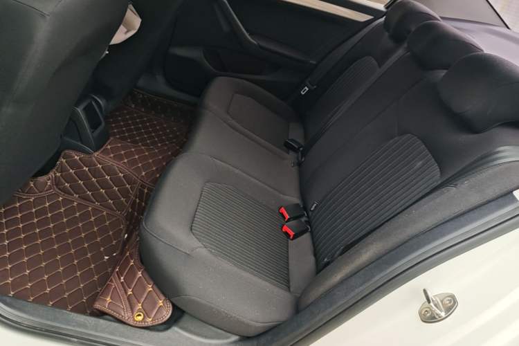 Used Volkswagen Jetta 2015 Zhuihui Edition 1.6L Manual Comfort Model Left Rear Seat