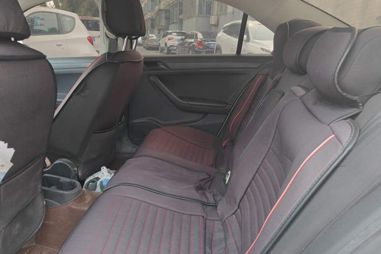 Used Volkswagen Jetta 2015 Zhuihui Edition 1.4L Manual Fashion Model Left Rear Seat