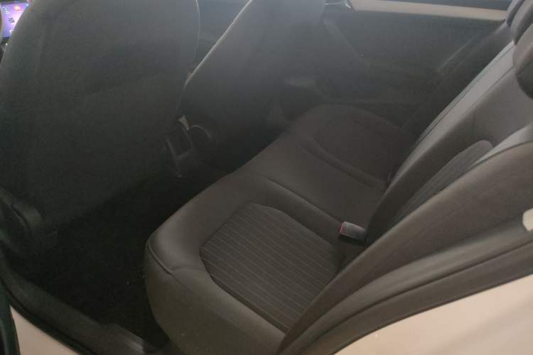 Used Volkswagen Jetta 2015 Value Edition 1.6L Automatic Comfort Version Left Rear Seat