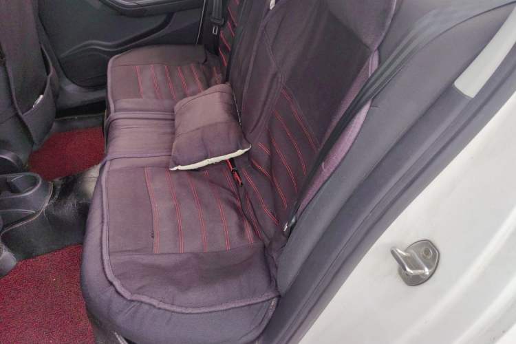 Used Volkswagen Jetta 2015 Value Edition 1.6L Manual Fashionable Style Left Rear Seat