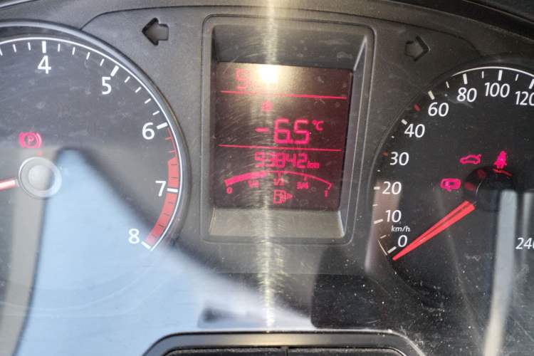 Used Volkswagen Jetta 2015 1.4L Manual Fashion Model Odometer Close Up