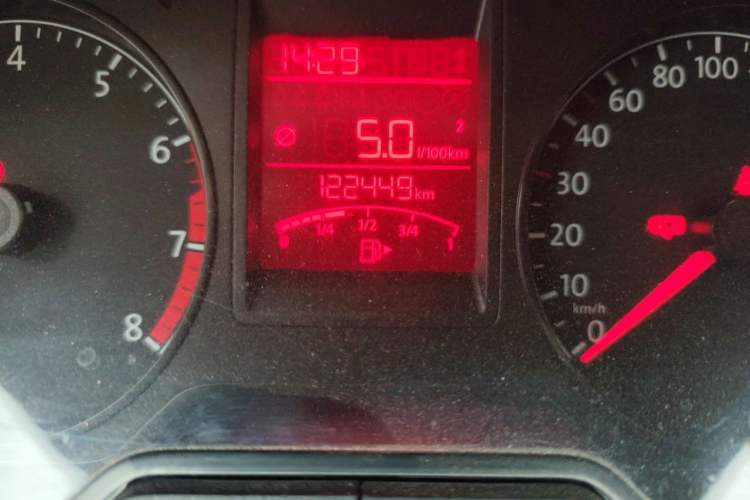 Used Volkswagen Jetta 2015 Zhuihui Edition 1.6L Manual Comfort Model Odometer Close Up
