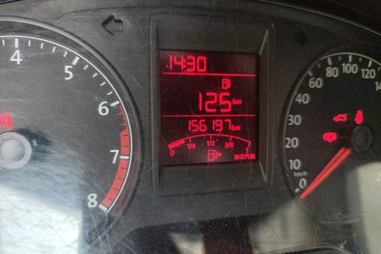Used Volkswagen Jetta 2015 Zhihui Edition 1.4L Manual Comfort Model Odometer Close Up