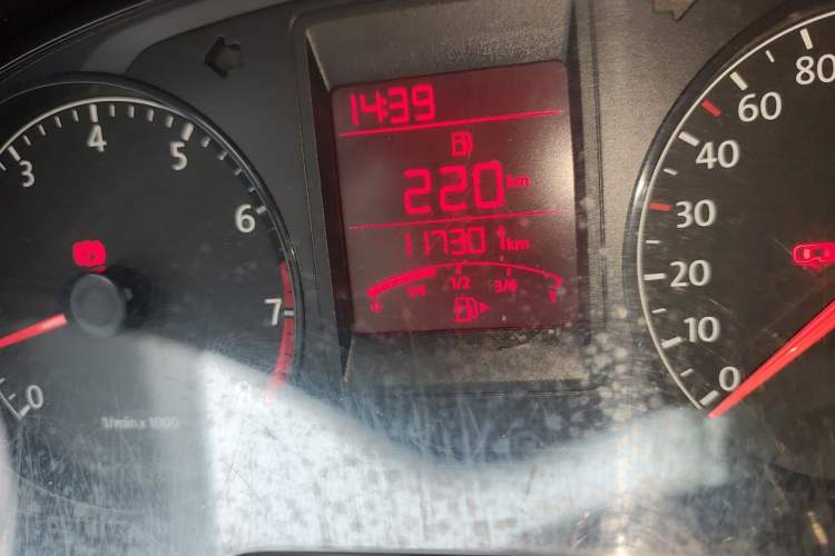 Used Volkswagen Jetta 2015 Zhihui Edition 1.4L Manual Comfort Model Odometer Close Up