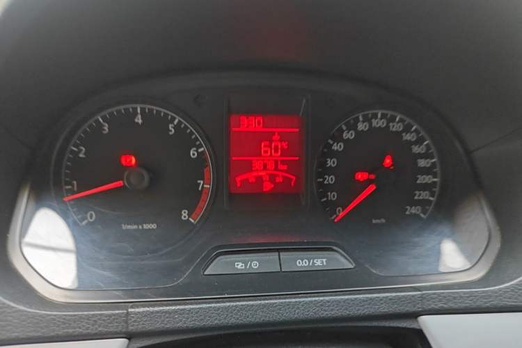 Used Volkswagen Jetta 2015 Zhuihui Edition 1.6L Manual Comfort Model Odometer Close Up