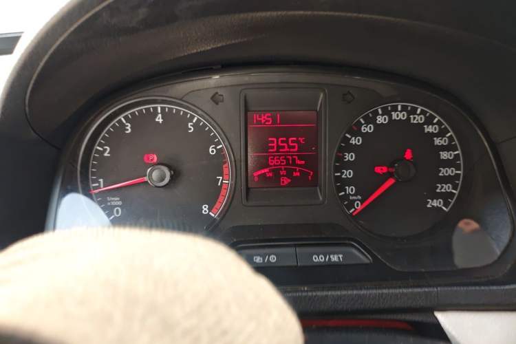 Used Volkswagen Jetta 2015 1.6L Manual Fashion Edition Odometer Close Up