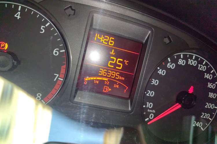 Used Volkswagen Jetta 2015 Zhihui Edition 1.4L Manual Comfort Model Odometer Close Up