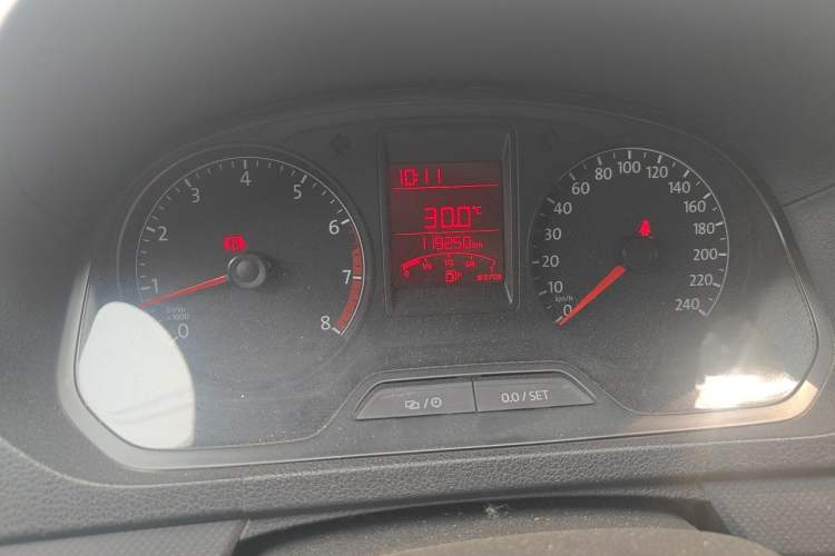 Used Volkswagen Jetta 2015 Zhuihui Edition 1.4L Manual Fashion Model Odometer Close Up