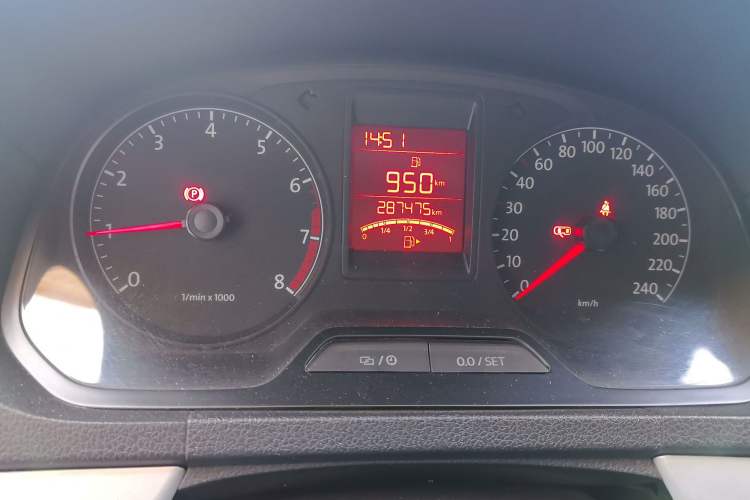 Used Volkswagen Jetta 2015 Zhuihui Edition 1.6L Manual Comfort Model Odometer Close Up