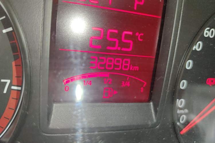 Used Volkswagen Jetta 2015 Value Edition 1.6L Automatic Comfort Version Odometer Close Up