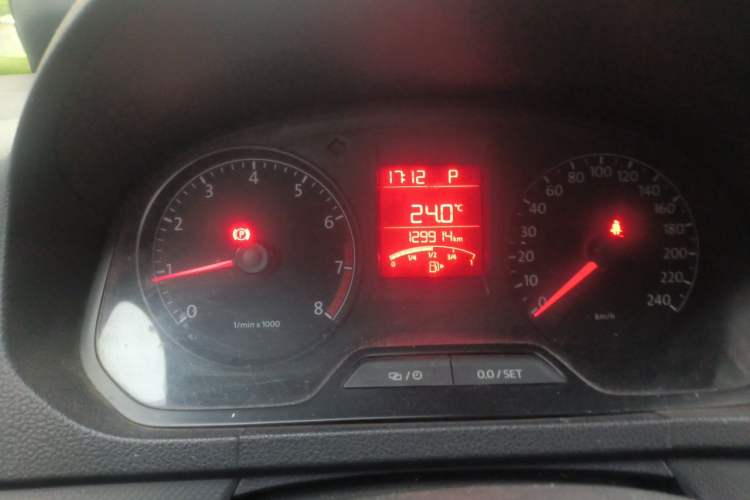 Used Volkswagen Jetta 2015 Value Edition 1.6L Automatic Fashion Version Odometer Close Up