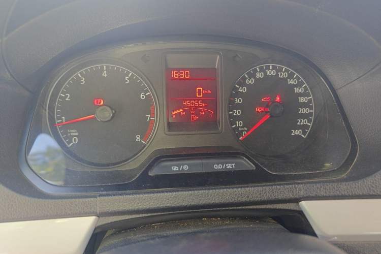 Used Volkswagen Jetta 2015 Zhuihui Edition 1.6L Manual Comfort Model Odometer Close Up