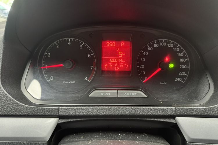 Used Volkswagen Jetta 2015 Value Edition 1.6L Automatic Comfort Version Odometer Close Up