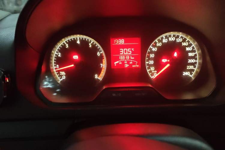 Used Volkswagen Jetta 2015 Zhuihui Edition 1.4L Manual Fashion Model Odometer Close Up