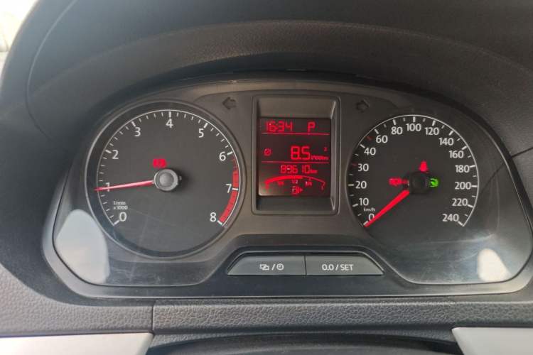 Used Volkswagen Jetta 2015 Value Edition 1.6L Automatic Comfort Version Odometer Close Up