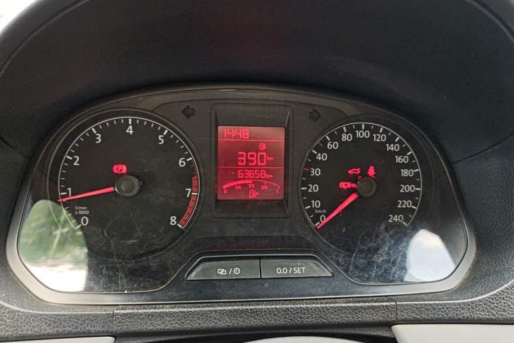 Used Volkswagen Jetta 2015 Zhihui Edition 1.4L Manual Comfort Model Odometer Close Up