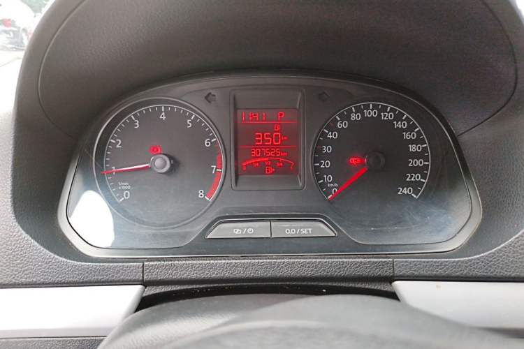 Used Volkswagen Jetta 2015 Value Edition 1.6L Automatic Comfort Version Odometer Close Up