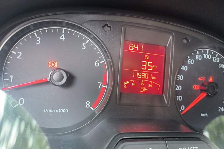 Used Volkswagen Jetta 2015 Zhuihui Edition 1.6L Manual Comfort Model Odometer Close Up