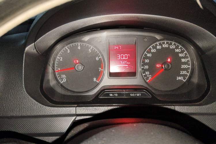 Used Volkswagen Jetta 2015 1.4L Manual Fashion Model Odometer Close Up