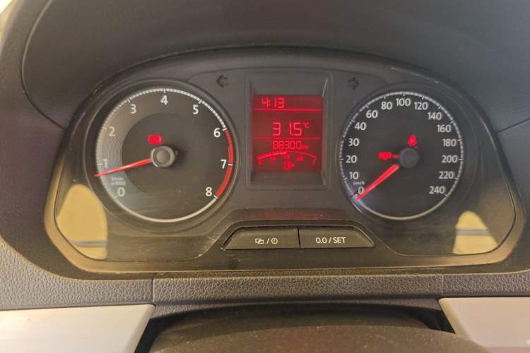 Used Volkswagen Jetta 2015 Zhihui Edition 1.4L Manual Comfort Model Odometer Close Up