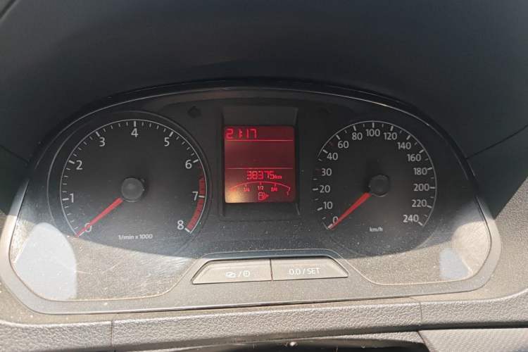 Used Volkswagen Jetta 2015 1.4L Manual Fashion Model Odometer Close Up