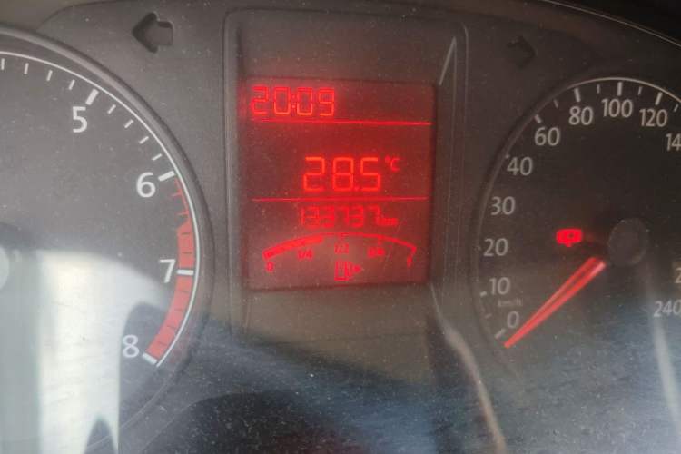 Used Volkswagen Jetta 2015 Zhuihui Edition 1.4L Manual Fashion Model Odometer Close Up