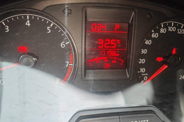Used Volkswagen Jetta 2015 Value Edition 1.6L Automatic Comfort Version Odometer Close Up