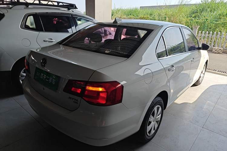 Used Volkswagen Jetta 2015 Value Edition 1.6L Manual Fashionable Style Rear Right 45 Deg