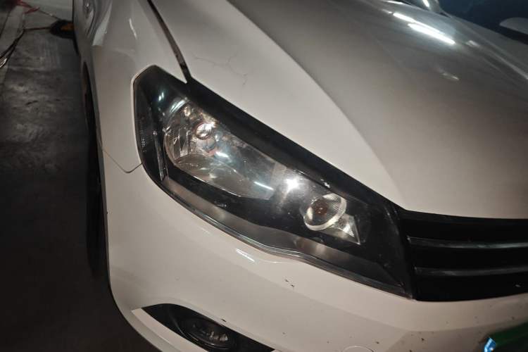 Used Volkswagen Jetta 2015 Value Edition 1.6L Automatic Comfort Version Right Front Headlight