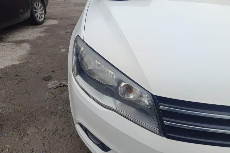 Used Volkswagen Jetta 2015 Value Edition 1.6L Automatic Comfort Version Right Front Headlight