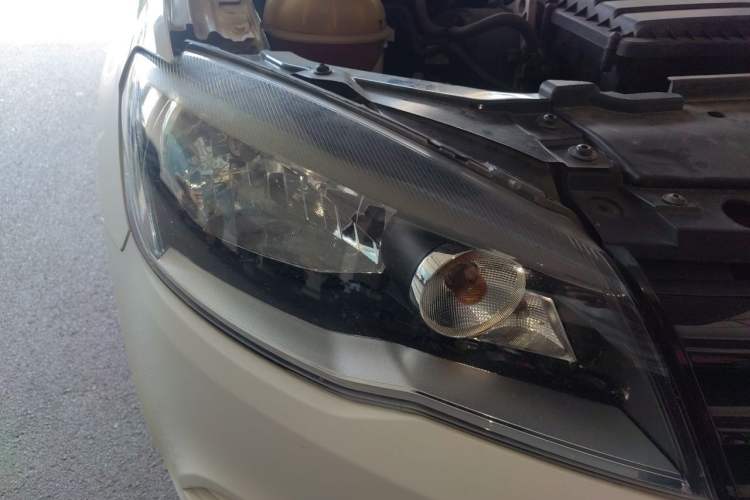 Used Volkswagen Jetta 2015 Value Edition 1.6L Manual Fashionable Style Right Front Headlight