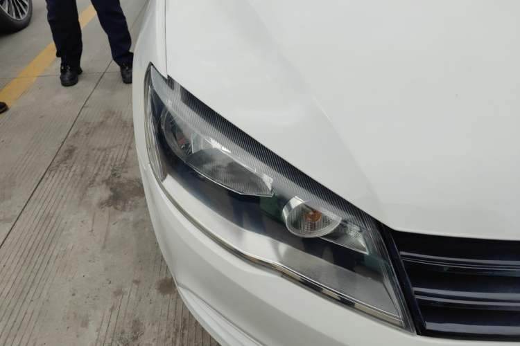Used Volkswagen Jetta 2015 Value Edition 1.6L Automatic Fashion Version Right Front Headlight