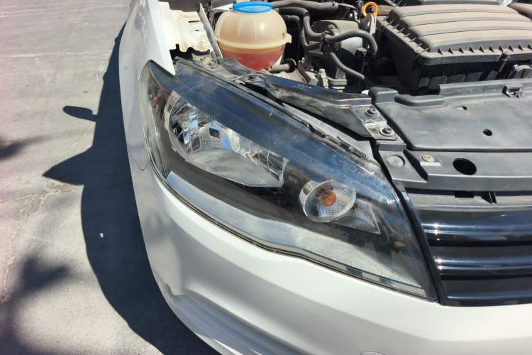 Used Volkswagen Jetta 2015 Value Edition 1.6L Manual Fashionable Style Right Front Headlight