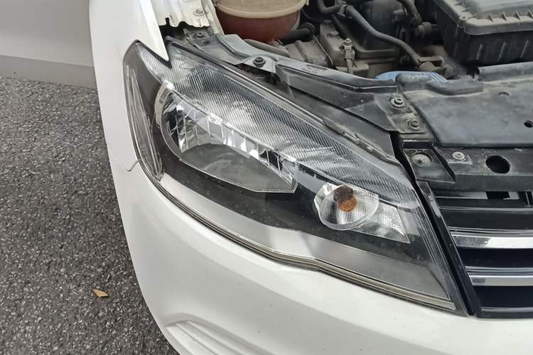Used Volkswagen Jetta 2015 1.6L Automatic Fashion Model Right Front Headlight