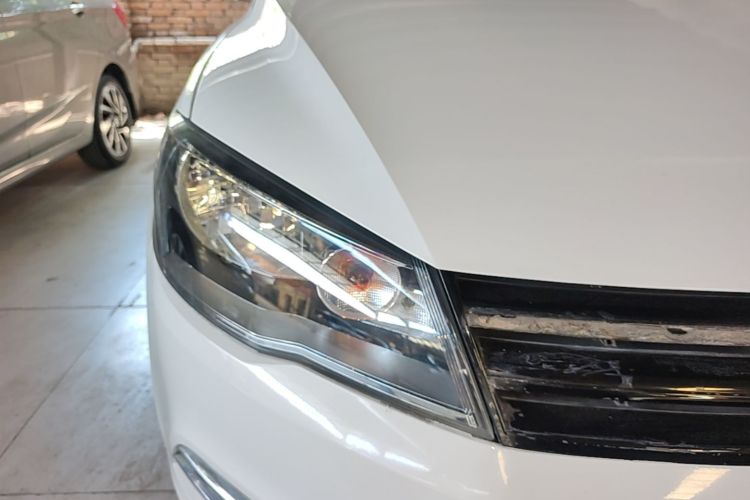 Used Volkswagen Jetta 2015 Value Edition 1.6L Manual Fashionable Style Right Front Headlight