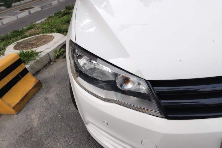 Used Volkswagen Jetta 2015 Value Edition 1.6L Automatic Fashion Version Right Front Headlight