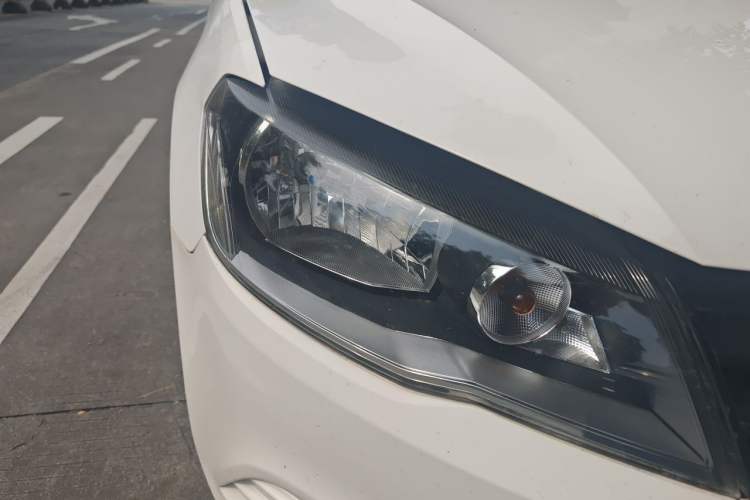 Used Volkswagen Jetta 2015 Value Edition 1.6L Manual Fashionable Style Right Front Headlight