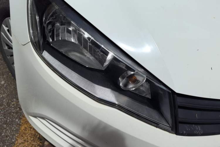 Used Volkswagen Jetta 2015 Value Edition 1.6L Manual Fashionable Style Right Front Headlight