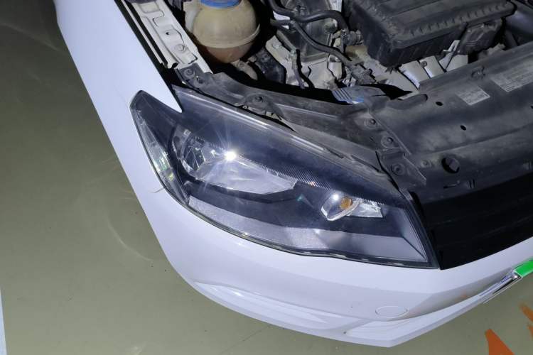 Used Volkswagen Jetta 2015 Value Edition 1.6L Automatic Fashion Version Right Front Headlight