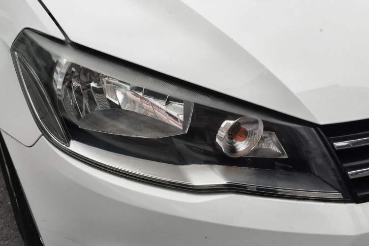 Used Volkswagen Jetta 2015 Value Edition 1.6L Automatic Fashion Version Right Front Headlight